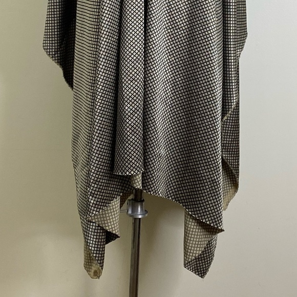 POLYESTER SATIN PRINTED DESIGN GOLD AND BLACK SLINKY SOFT FABRIC SLIGHT STRETCH - Picture 4 of 5